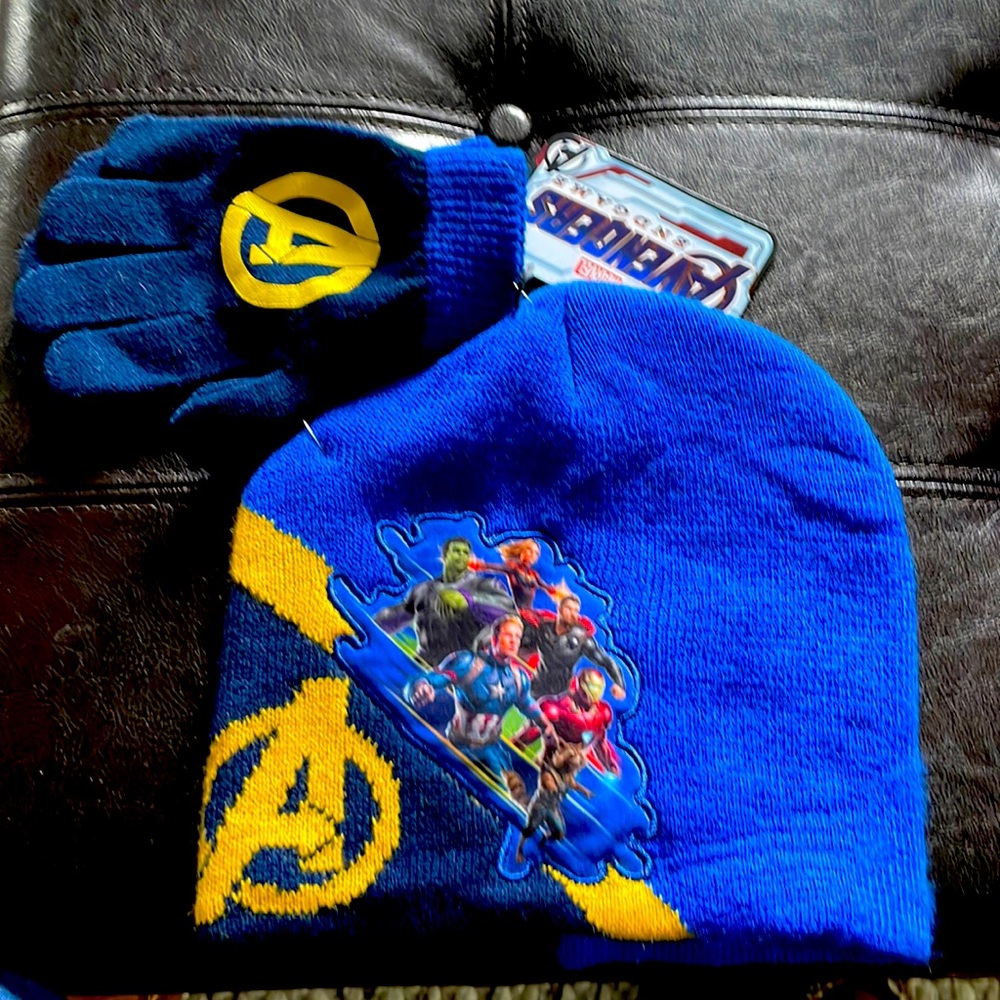 Marvel Avengers endgame knit hat and matching gloves new with tags